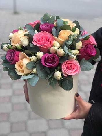 Цветочная композиция из Розы в шляпной коробке в Белой Березке